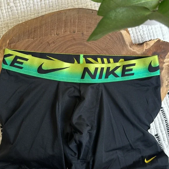 Nike - Picture 2 of 5